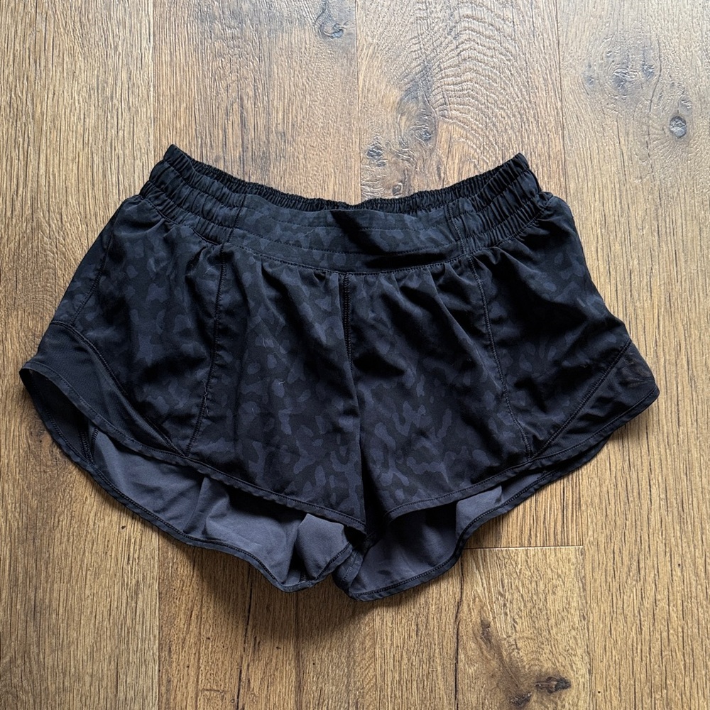 Lululemon Hotty Hot Shorts Size 6 Black Leopard